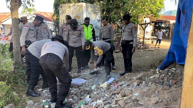 Aksi Kemanusiaan Polres Flotim Bersihkan Puing Pasca Gempa
