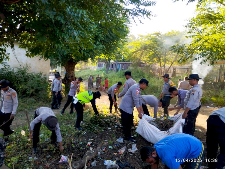 Wakapolres Flotim Bersama Personel Bangun Harapan di Tengah Bencana