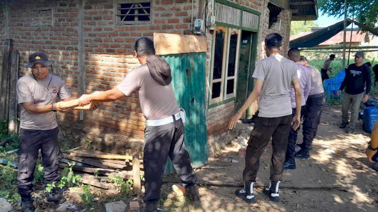 Gotong Royong Polri dan Warga, Puing Rumah Mulai Dibersihkan