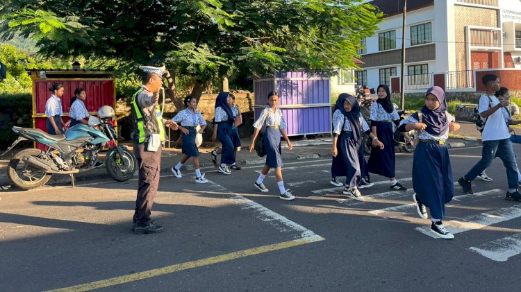 Gatur Pagi Sat Lantas Polres Flotim Jadi Garda Awal Keselamatan di Jalan Raya