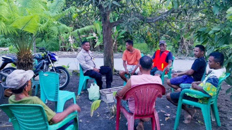 Tetap Kondusif, Bhabinkamtibmas Bripka Semarno Rangkul Pemuda Desa Nawokote