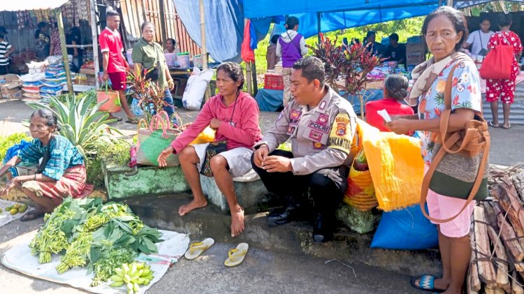 Patroli Humanis di Pasar Boru, Bhabinkamtibmas Sampaikan Pesan Penting untuk Pedagang dan Pengunjung