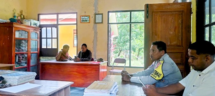 Sinergitas Terjalin, Bhabinkamtibmas Sambangi Kantor Desa Watotika Ile