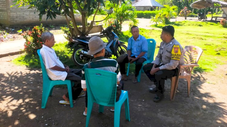 Sambang Humanis di Duatukan, Bhabinkamtibmas Brigpol Antonius Kelen Ajak Warga Jaga Kamtibmas