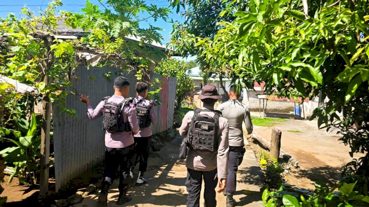 Patroli Jalan Kaki, BKO Polres Flotim Pastikan Situasi Waiburak Tetap Kondusif