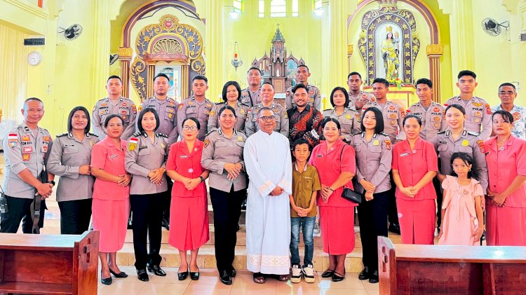 Lantunan Iman dari Polres Flores Timur, Koor Personel Warnai Misa Kenaikan Tuhan di Gereja Katedral Larantuka