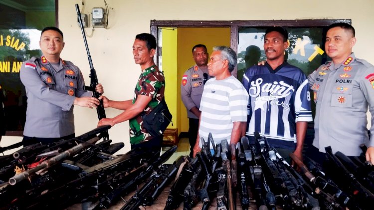 Pilih Jalan Damai, Para Tokoh dan Masyarakat Dusun Bele Serahkan Puluhan Senpira