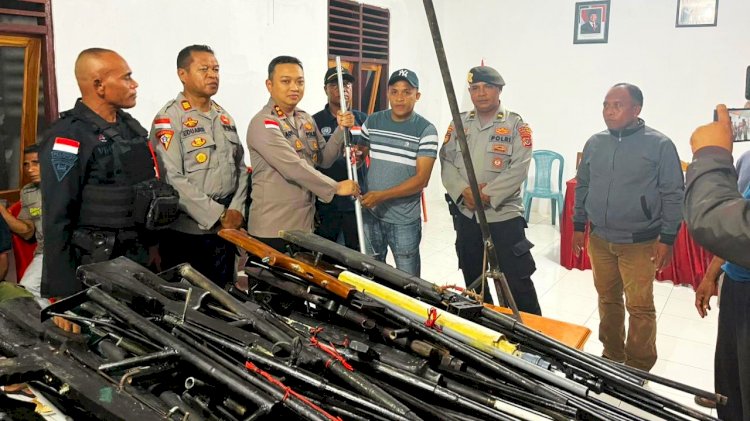 Wujud Nyata Sinergitas dan Jalan Damai, Pemerintah Desa Narasaosina Bersama Tokoh Adat Serahkan Puluhan Senpira kepada Polres Flores Timur