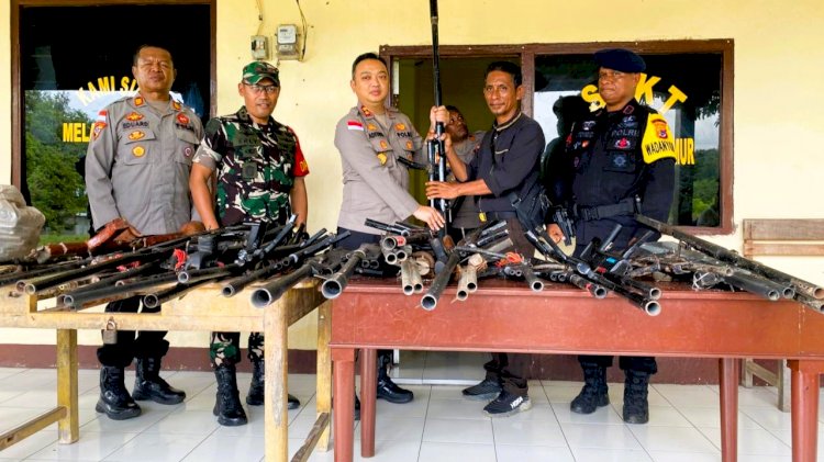 Dusun Bele Kembali Serahkan Senpira dan Sajam Secara Sukarela kepada Polres Flores Timur