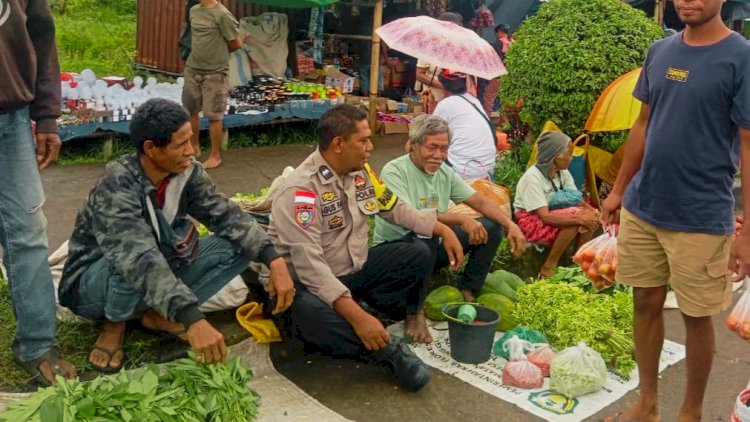 Hadir di Tengah Aktivitas Pasar, Aipda Agus Fay Sampaikan Pesan Kamtibmas dan Keselamatan
