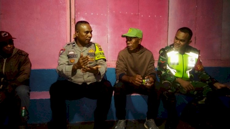 Patroli Dialogis di Riangkotek, AIPDA Sakarias Benu Ajak Warga Jaga Pesta Tetap Aman dan Damai