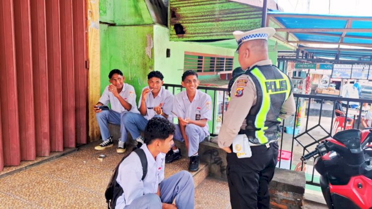 Polantas Menyapa, Satlantas Polres Flores Timur Edukasi Pelajar Tertib Berlalu Lintas