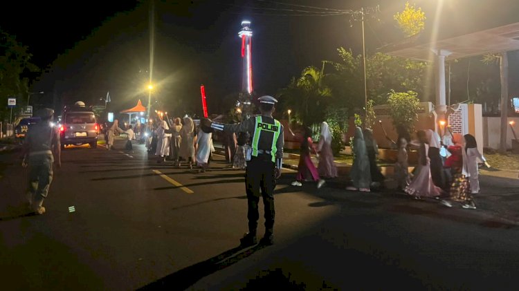 Pengamanan Humanis Polres Flores Timur Warnai Pawai Obor dan Takbiran Idul Adha 1447 H di Larantuka