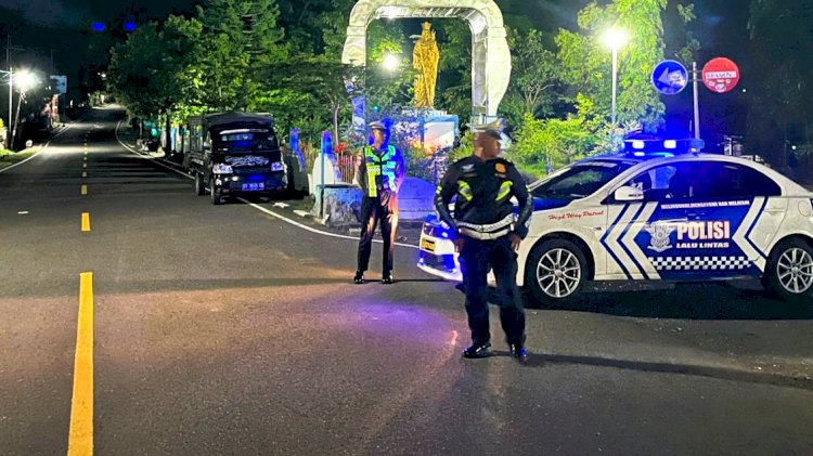 Patroli Lampu Biru Satlantas Polres Flores Timur Hadirkan Rasa Aman dan Wujudkan Kamseltibcarlantas yang Kondusif