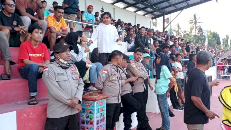 Hadir di Tengah Masyarakat, Personel Polsek Adonara Pastikan Ape Buan Cup II Berjalan Kondusif