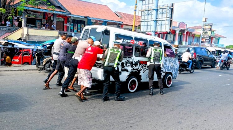 Aksi Sederhana yang Bermakna, Personel Polres Flores Timur Bantu Dorong Kendaraan Mogok