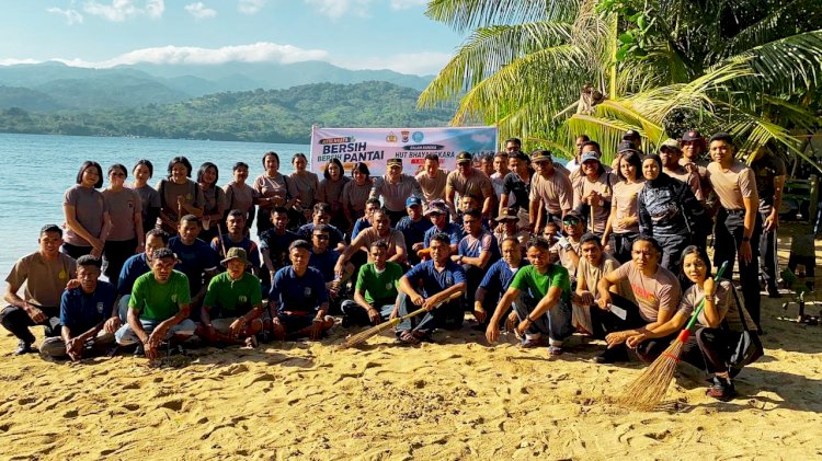 Hari Bhayangkara ke-80, Polres Flores Timur Bersama Instansi Terkait Bersihkan Pantai Jaga Warisan Alam