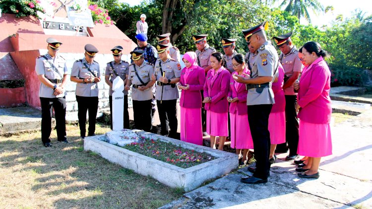 Mengenang Jasa Pahlawan, Polres Flores Timur Gelar Ziarah dan Tabur Bunga