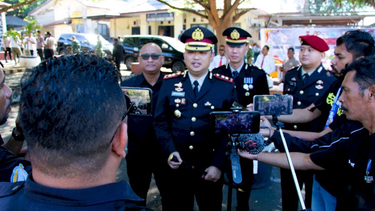 Usai Upacara, Polres Flores Timur Bersama Forkopimda dan Tokoh Masyarakat Musnahkan 863 Senpira dan Sajam Hasil Penyerahan Sukarela Masyarakat
