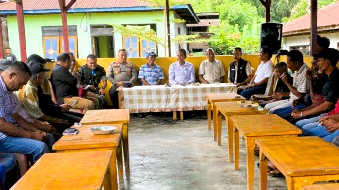 Merawat Harmoni Pasca Perselisihan Antarwarga, Kapolres Flores Timur AKBP Adhitya Octorio Putra Hadiri Dialog Rekonsiliasi