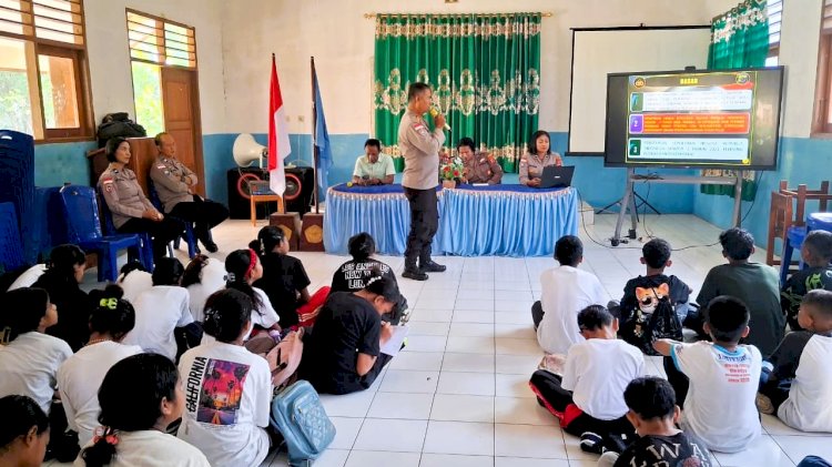 Satbinmas Polres Flores Timur Bekali Siswa SMPN 1 Lewolema Bijak Bermedia Sosial