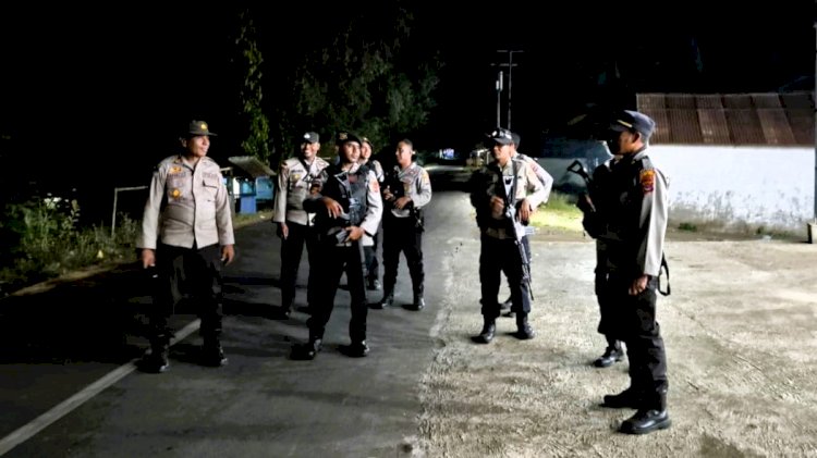 Patroli Jalan Kaki Polres Flores Timur Jaga Kondusivitas Wilayah Adonara Timur