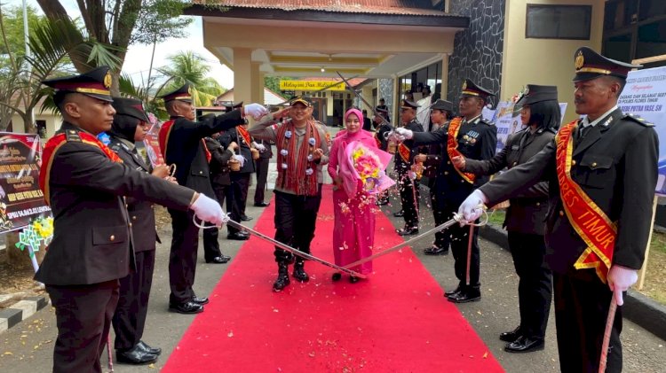 Tradisi Pedang Pora Antar Pelepasan AKBP Adhitya Octorio Putra dari Polres Flores Timur