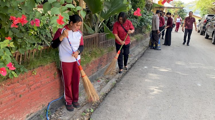 Awali Tugas dengan Kepedulian, Personel Polres Flores Timur Bersihkan Lingkungan Kantor