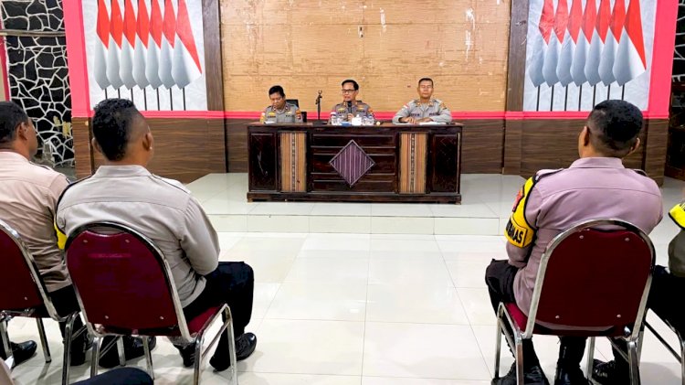 Kapolres Flores Timur AKBP Gede Putra Yase Perkuat Kinerja Bhabinkamtibmas Lewat Anev dan Tatap Muka