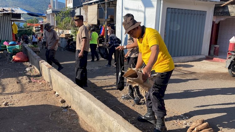 Sambut HUT RI ke-81, Wakapolres Flores Timur Kompol I Ketut Mastina Pimpin Kerja Bakti Bersihkan Pasar