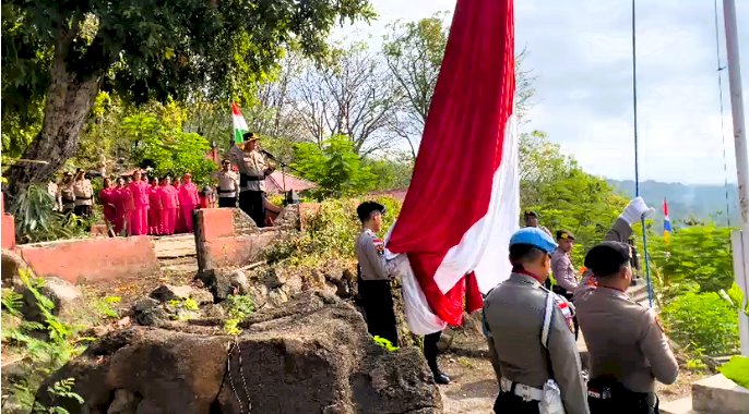 Jelang HUT ke-81 RI, Polres Flotim Kibarkan Merah Putih Raksasa di Bukit Postoh