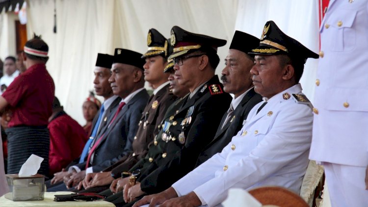 Bersama Forkopimda, Kapolres Flores Timur Hadiri Penurunan Bendera, Kepedulian Terus Digaungkan