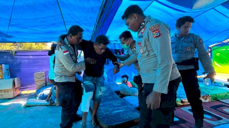 Sidokkes Polres Flotim Bantu Evakuasi Korban Gempa dari Tenda Pengungsian ke RSUD Aeramo