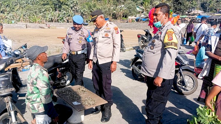 Kapolsek Wulanggitang Bersama Anggota Pantau Aktivitas Masyarakat di Pasar Boru