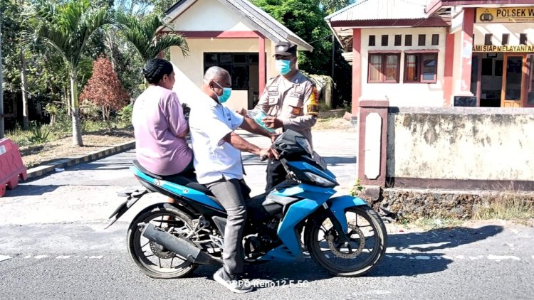 Di Tengah Aktivitas Lewotobi, Polsek Wulanggitang Bagikan Masker di Jalan Trans Larantuka-Maumere