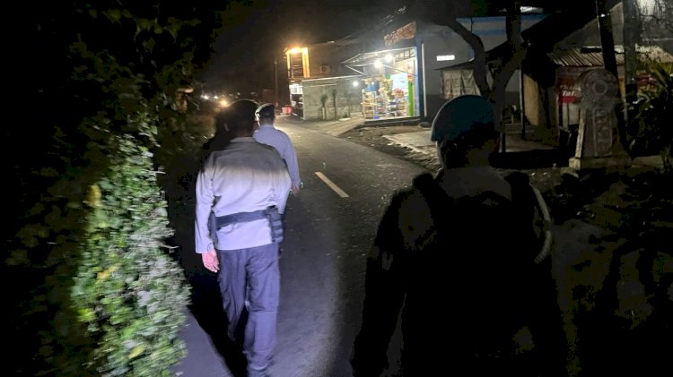 Patroli Malam di Wailingo, Polres Flotim Ajak Warga Jaga Kedamaian