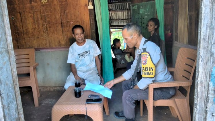 Dari Sambang Jadi Kepedulian, Bhabinkamtibmas Kawela Titip Pesan Jaga Ketenangan Desa