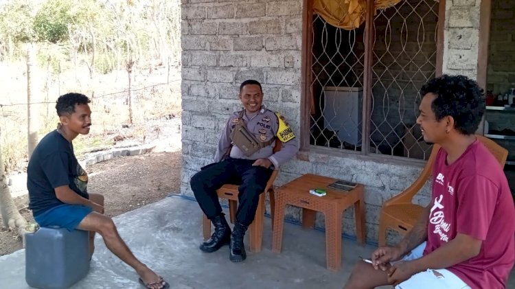Dekat dengan Pemuda, Bhabinkamtibmas Nihaone Rawat Suasana Desa Tetap Kondusif