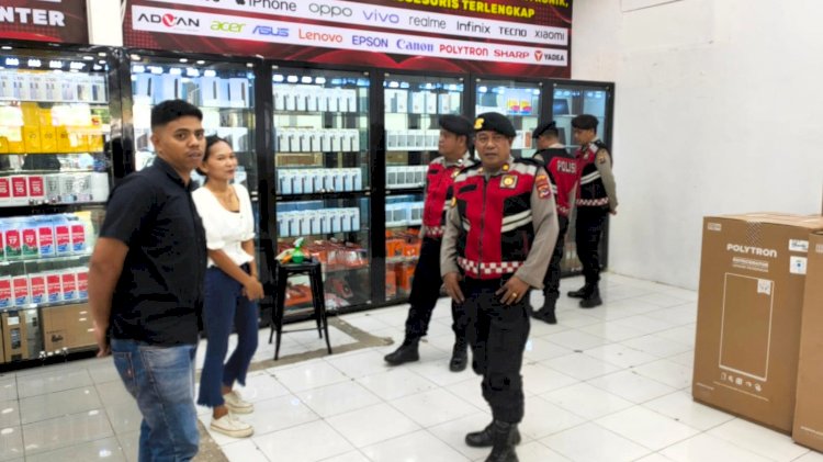 Langkah Kecil Menjaga Kenyamanan, Personel Polres Flotim Sambangi Toko dan Atur Lalu Lintas