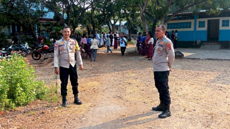 Bhabinkamtibmas Watowara Kawal Momen Istimewa Umat dengan Aman dan Tertib