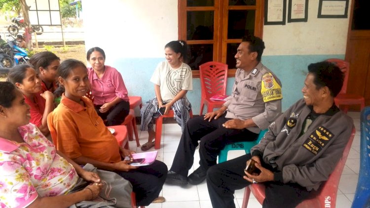 Sambangi Posyandu Kimakamak, Bhabinkamtibmas Ajak Ibu-Ibu Bijak Bermedia Sosial