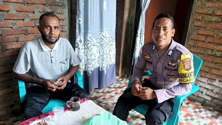 Komunikasi Jadi Kunci Kedamaian, Bhabinkamtibmas Sambangi Kepala Desa Ipiebang