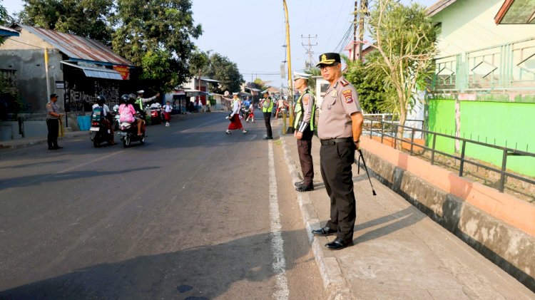 Hadir di Tengah Kesibukan Pagi, Kapolres dan Wakapolres Flores Timur Turun Langsung Atur Lalu Lintas