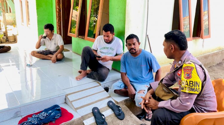 Melalui Patroli Dialogis, Bhabinkamtibmas Ajak Warga Oyang Barang Jaga Keamanan Desa