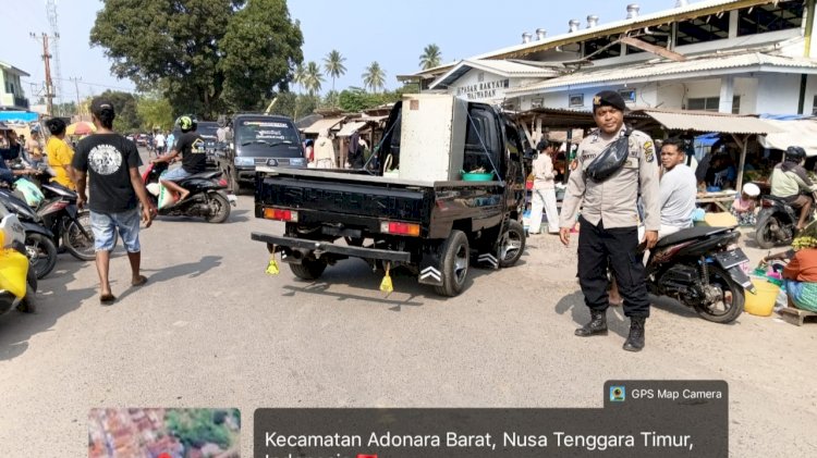 Polsek Adonara Barat Hadir di Pasar Waiwadan, Arus Lalu Lintas Lancar