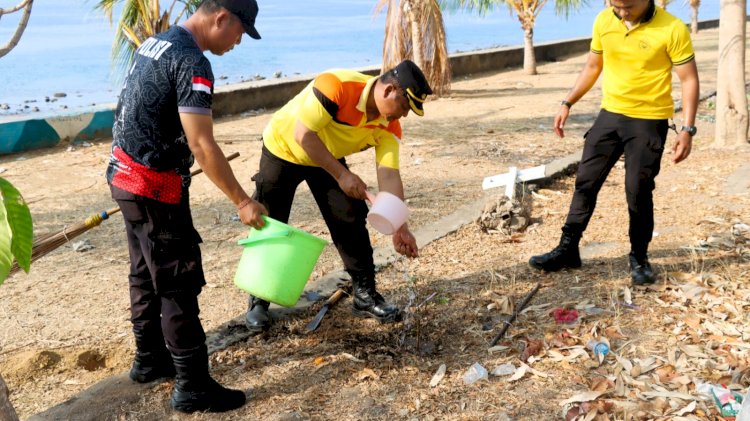 Waka Polres Flores Timur Pimpin Aksi Green Policing di Pantai Uste
