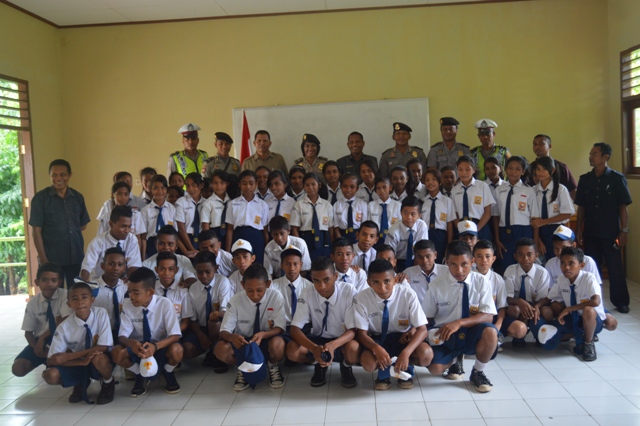 SAT BINMAS POLRES FLOTIM SOSIALISASI TERTIB BERLALU LINTAS DI SMP N 1 LEWOLEMA