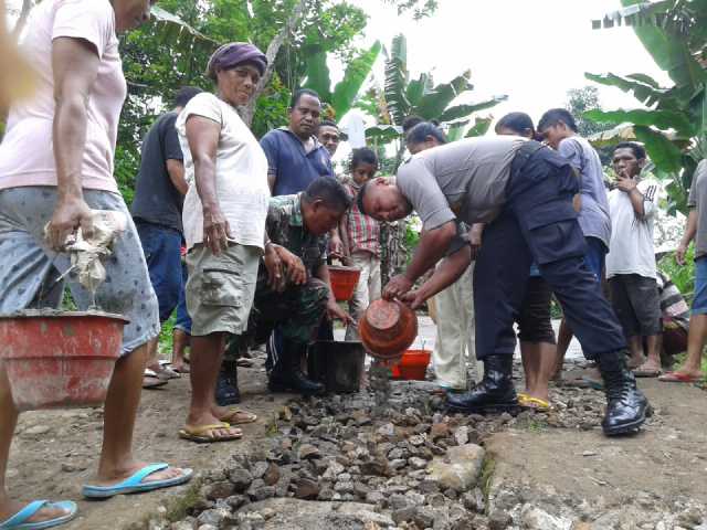BHABINKAMTIBMAS POLSEK ADONARA BARAT BERSAMA MASYARAKAT GOTONG ROYONG MEMBANGUN  JALAN DI DESA RIANGPADU