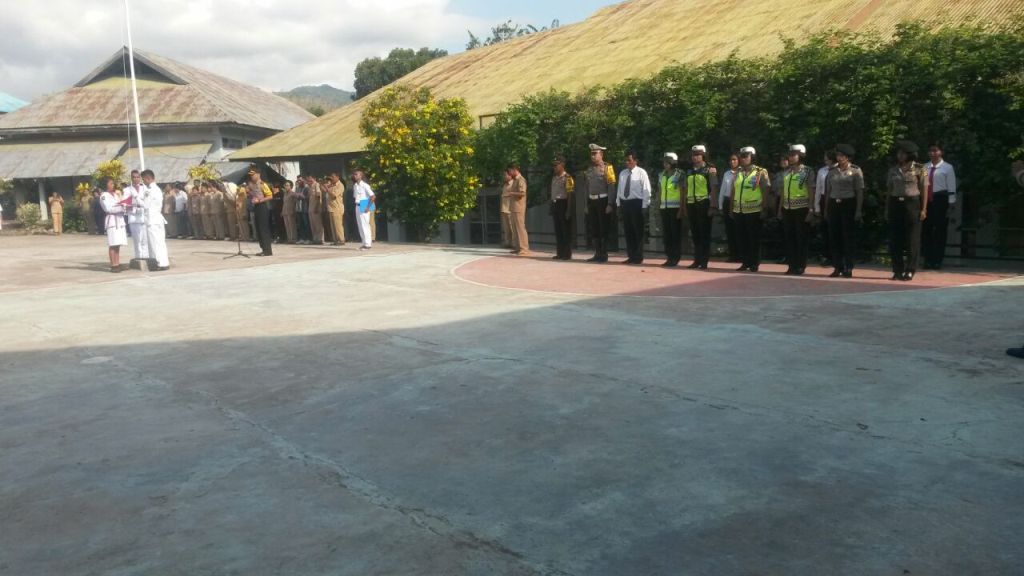 KAPOLRES FLORES TIMUR SEBAGAI IRUP DI SMA 1 LARANTUKA DALAM RANGKA UPACARA KESADARAN NASIONAL.