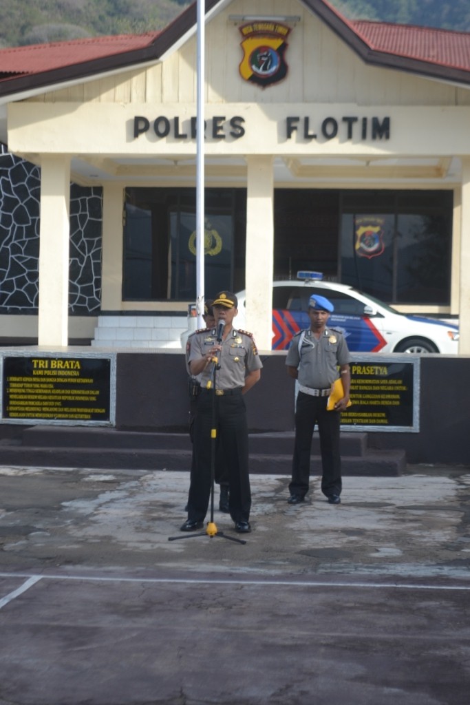 Kapolres Flores Timur Ambil Apel Pagi Guna Pengecekan Personil dan Penyampaian Informasi.